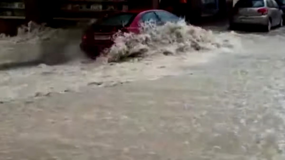 Samochód przeciął nurt wody i został przez nią porwany