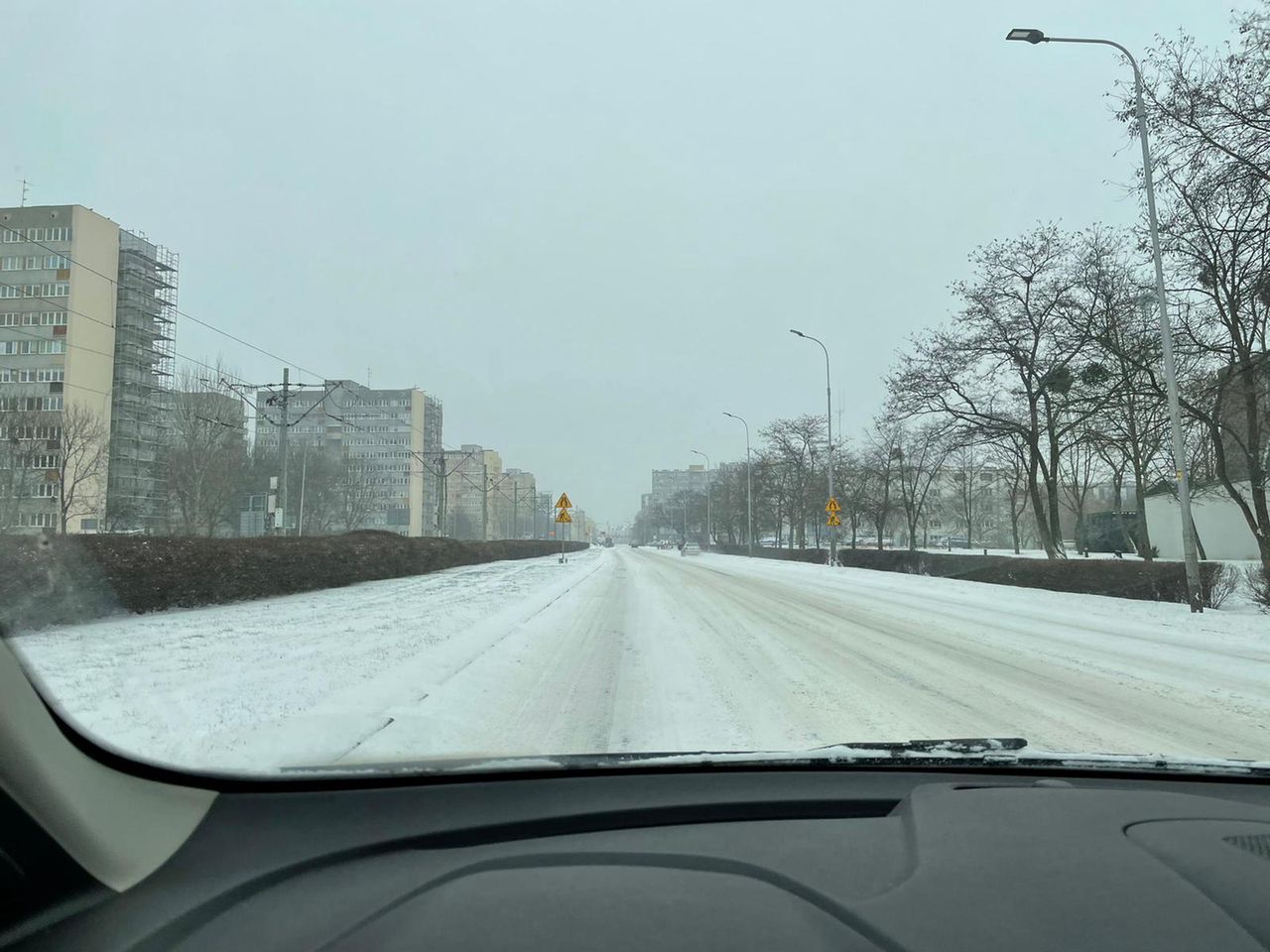 Wrocław. Fatalne warunki na drogach. Problemy z komunikacją miejską