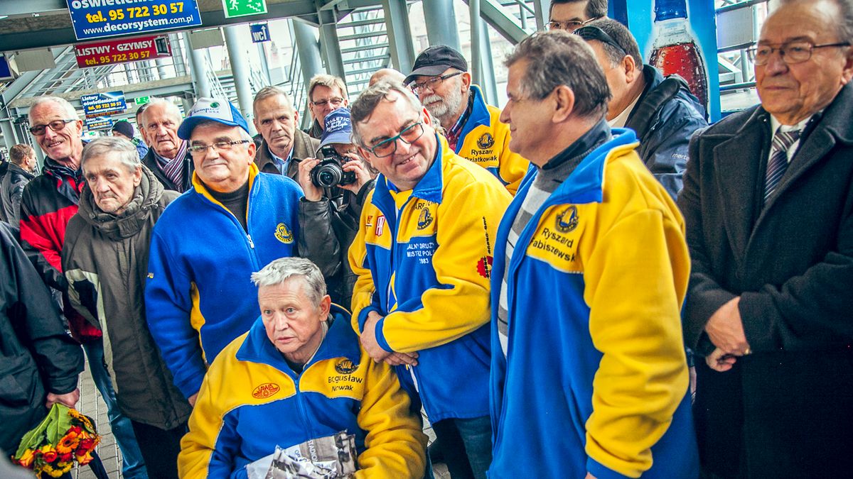 Zdjęcie okładkowe artykułu: WP SportoweFakty / Tomasz Jocz / Bogusław Nowak (na wózku) w otoczeniu kolegów ze Stali