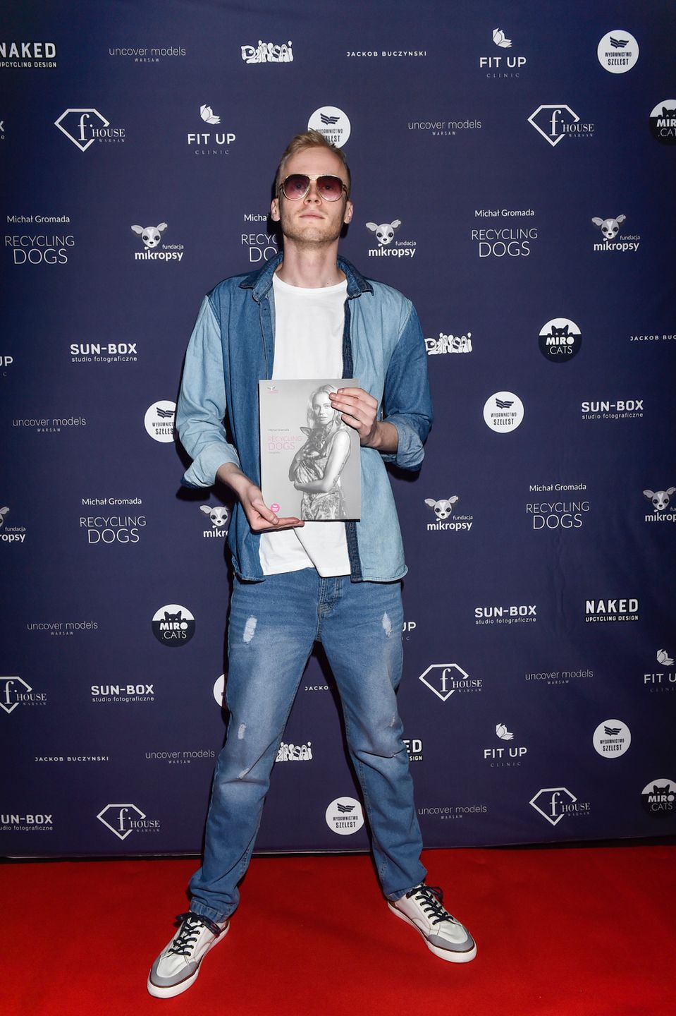Michał Gromada na wystawie Recycling Dogs