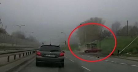 Uderzył z impetem w przystanek autobusowy. "Ten kierowca stanowił realne zagrożenie"