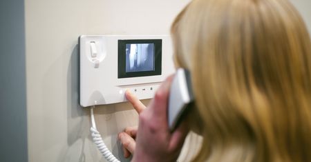 Wpuszczają ich do domu, bo myślą, że muszą. Popełniają błąd