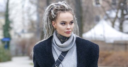 Monika Miller w zmysłowej pozie na łóżku. Chwali się "nowym dzieckiem"