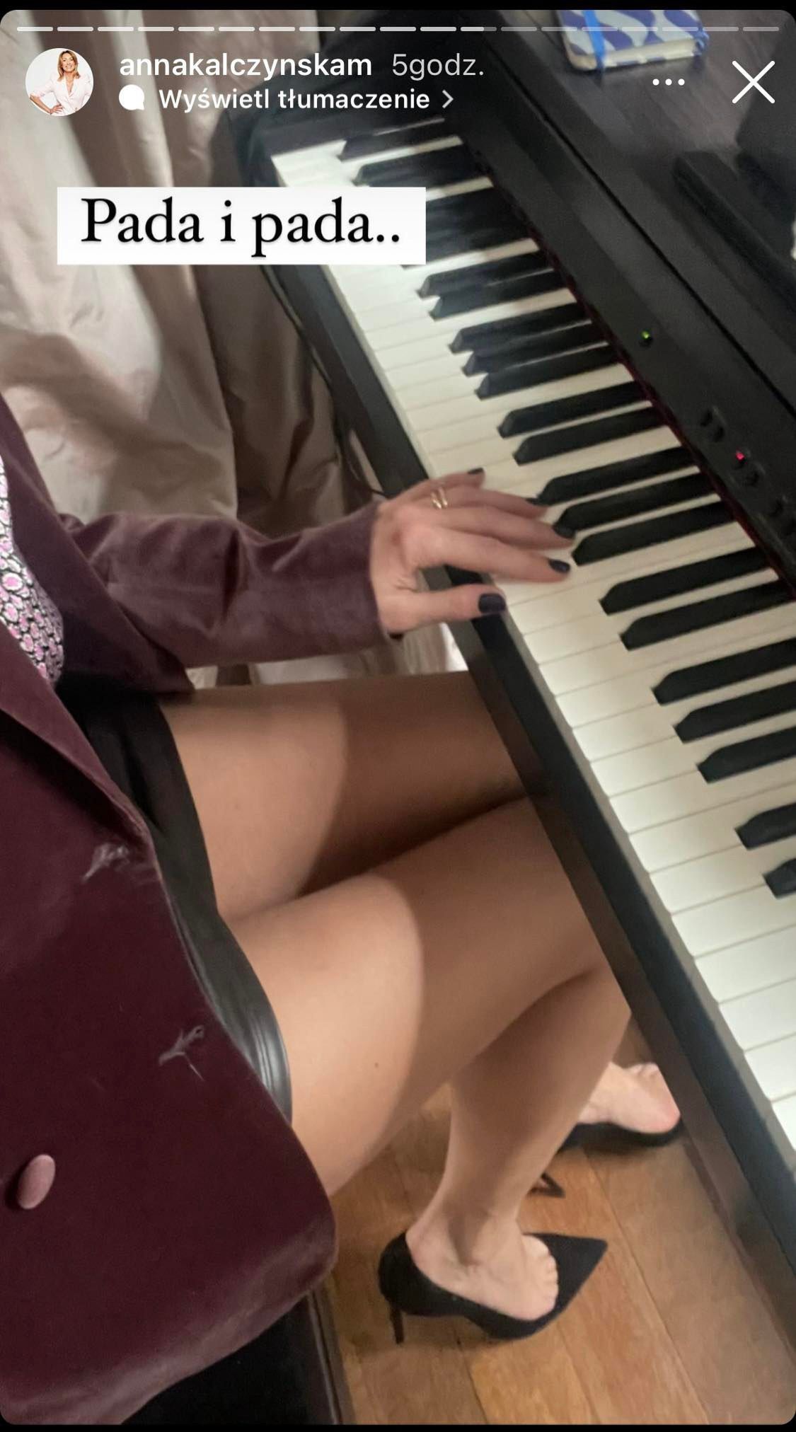 Anna Kalczyńska gra na pianinie w skórzanej mini 