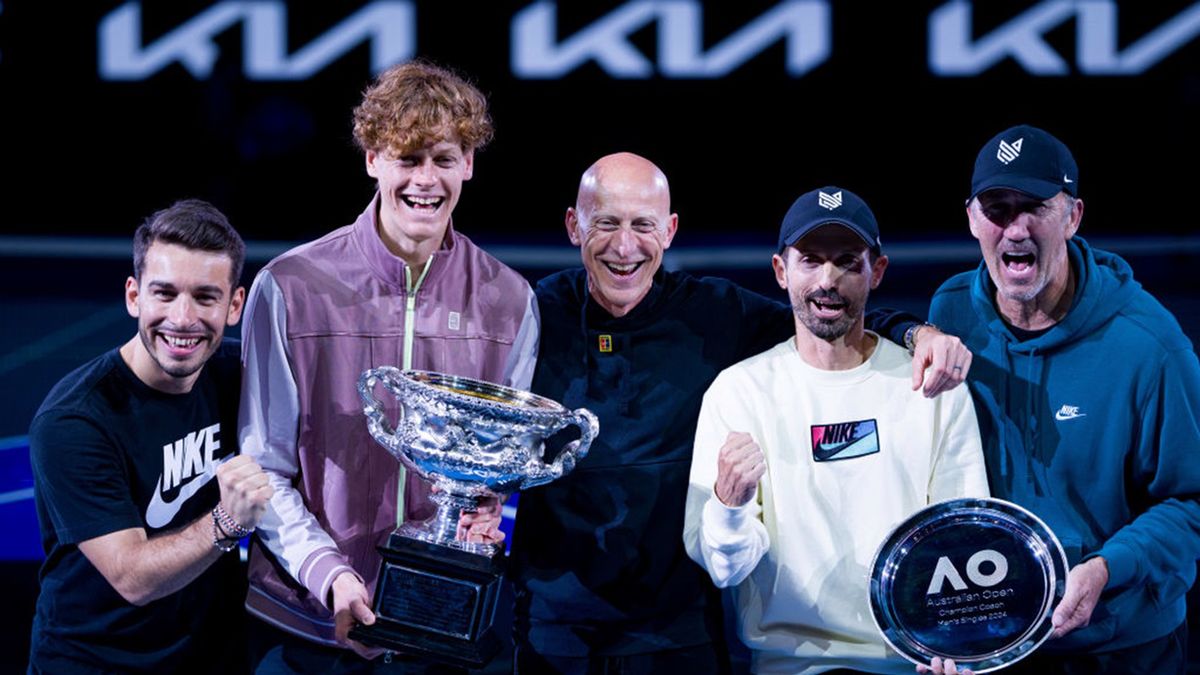 Getty Images / Andy Cheung / Na zdjęciu: Jannik Sinner ze swoim sztabem