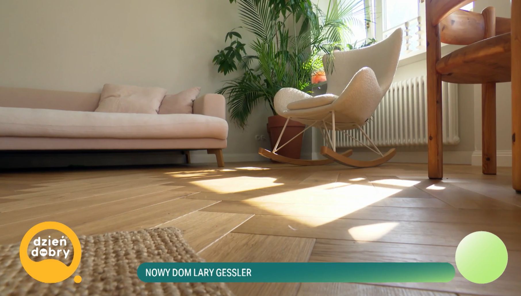 Różowa kanapa w salonie Lary Gessler