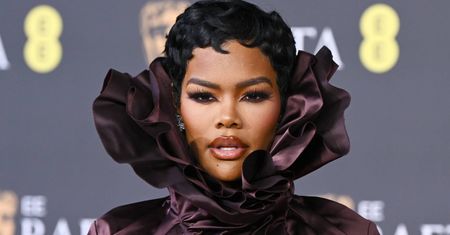 Najdziwniejsza kreacja na BAFTA? Tak zapozowała na czerwonym dywanie