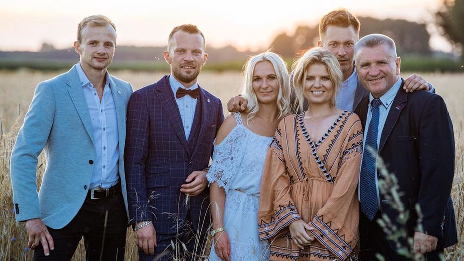 Marta Manowska z uczestnikami 7 sezonu "Rolnik szuka żony"