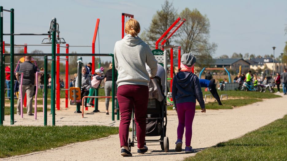spacer, wiosna dzieci, plac zabaw, chodzenie, sport, droga, motocykl, para, park, baba, bicykle, gras, lato, dzieci, charakter, frajda, kolarstwo, odtwarzanie, gromada, radosna, czas wolny