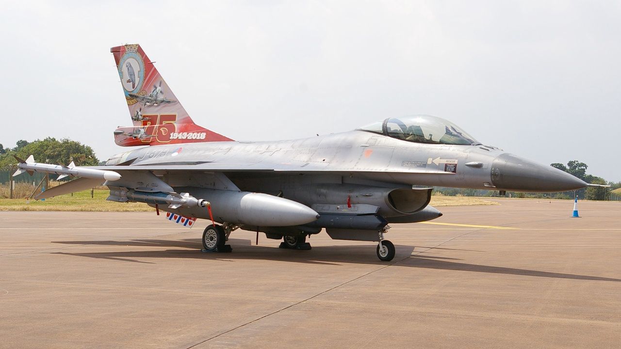 Holenderski F-16 z zasobnikiem Sniper