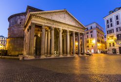 Rzym. Wyrwa w chodniku odsłoniła starożytne płyty