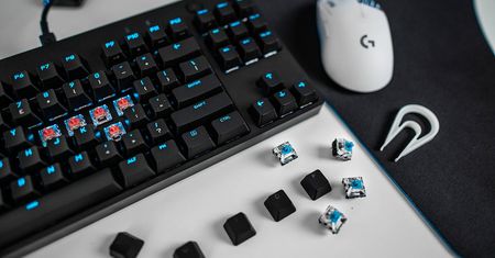 Wymieniaj switche bez trudu w klawiaturze Logitech G Pro X