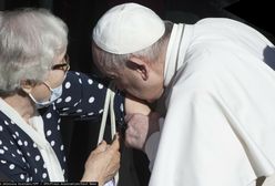 Papież ucałował Polkę w przedramię. Nosi "symbol zwycięstwa nad nienawiścią"