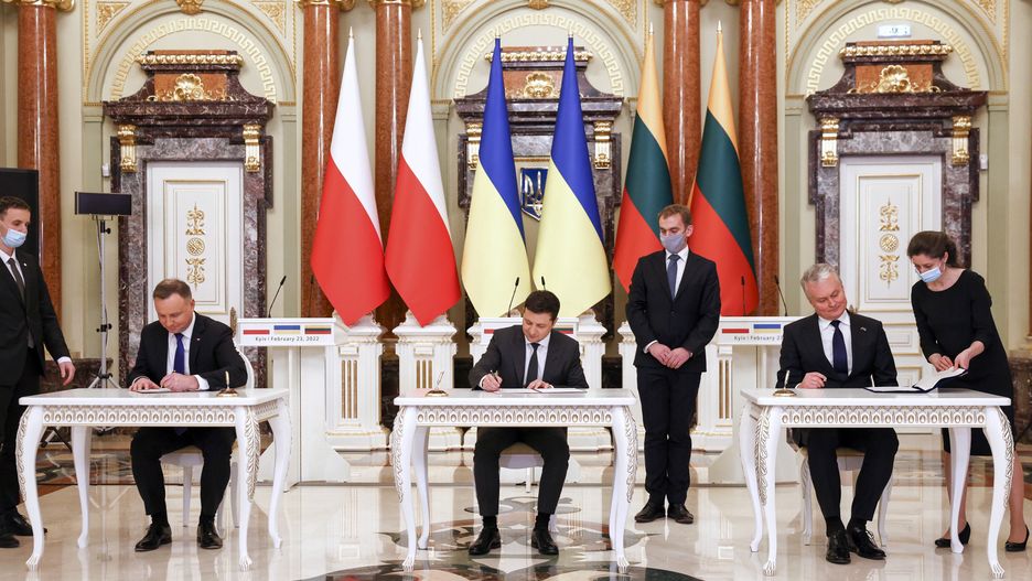 Kijów, Ukraina, 23.02.2022. Prezydent RP Andrzej Duda (2L), prezydent Ukrainy Wołodymyr Zełenski (C) i prezydent Litwy Gitanas Nauseda (2P) po spotkaniu w Kijowie, 23 bm. Prezydenci Ukrainy, Polski i Litwy spotkali się w związku z rosyjską agresją wobec Ukrainy. (mr) PAP/Jakub Szymczuk/KPRP HANDOUT EDITORIAL USE ONLY NO SALES