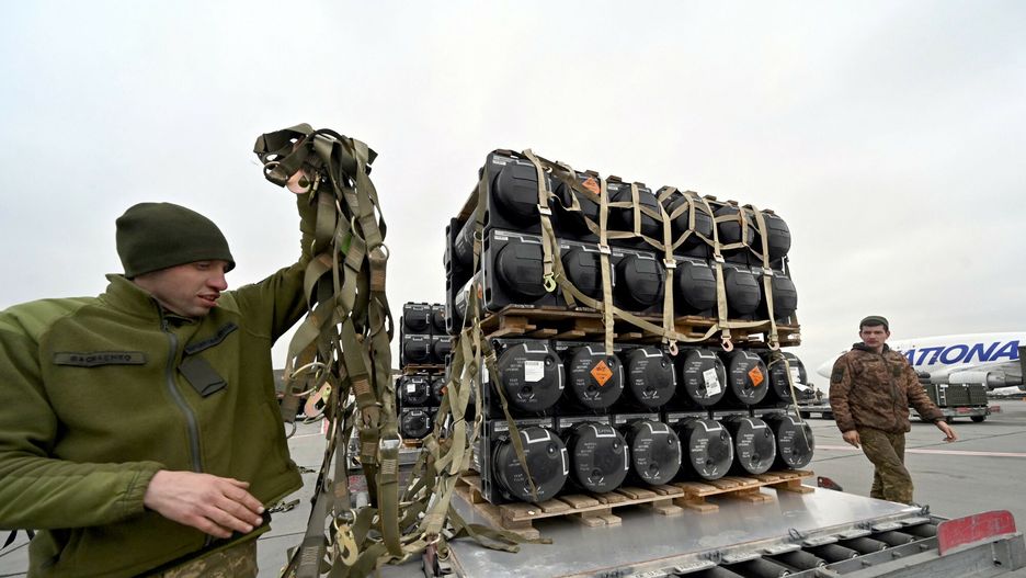 arch53
Ukrainian servicemen unload a Boeing 747-412 plane with the FGM-148 Javelin, American man-portable anti-tank missile provided by US to Ukraine as part of a military support, at Kyiv's airport Boryspil on February 11,2022, amid the crisis linked with the threat of Russia's invasion. (Photo by Sergei SUPINSKY / AFP)
SERGEI SUPINSKY