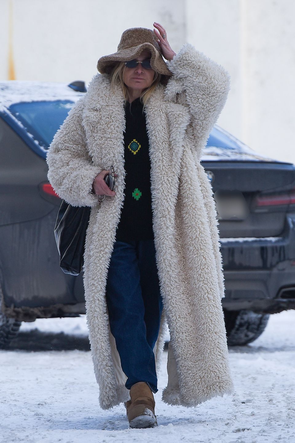 Monika Olejnik w drodze do atelier Roberta Kupisza 