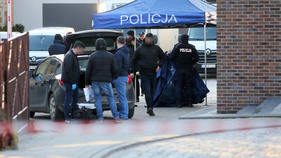 Policjanci na miejscu podwójnego morderstwa na placu Kościuszki w Pleszewie 