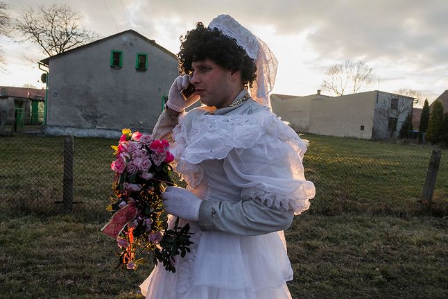 III miejsce w kategorii Kultura i Sztuka, fotoreportaż.Wodzenie bera. Zwyczaj wziął się od Józefa Lompy, który jako pierwszy wspominał o gatunkach niedźwiedzi na Górnym Śląsku. Od 1994 r. obchodzony jest w Kopienicy, gdzie barwny korowód z grupą grajków obchodzi tutejsze domy, by świętować ostatki. Miś dobrze ugoszczony przynosi szczęście na cały rok tym, którzy zaproszą go do siebie. Kopienica (Polska), 1 marca 2014 r.