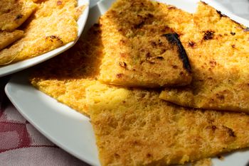 Bez grama mąki pszennej. Ten włoski placek wygryzie nawet omlety