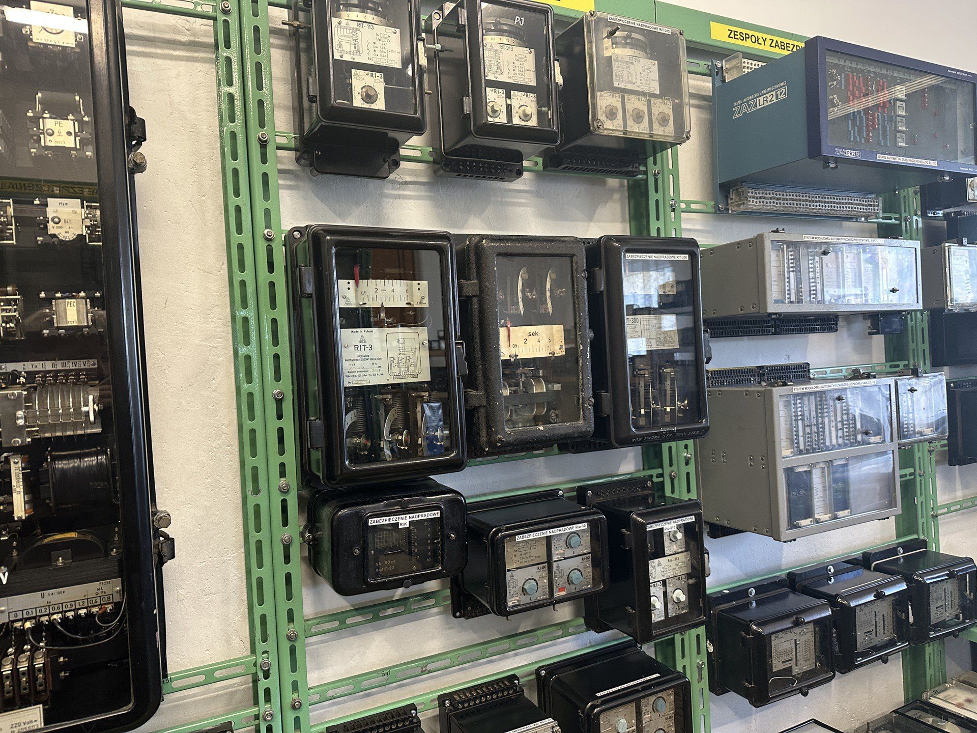  pomieszczeniach działającej wciąż stacji zgromadzono setki eksponatów.