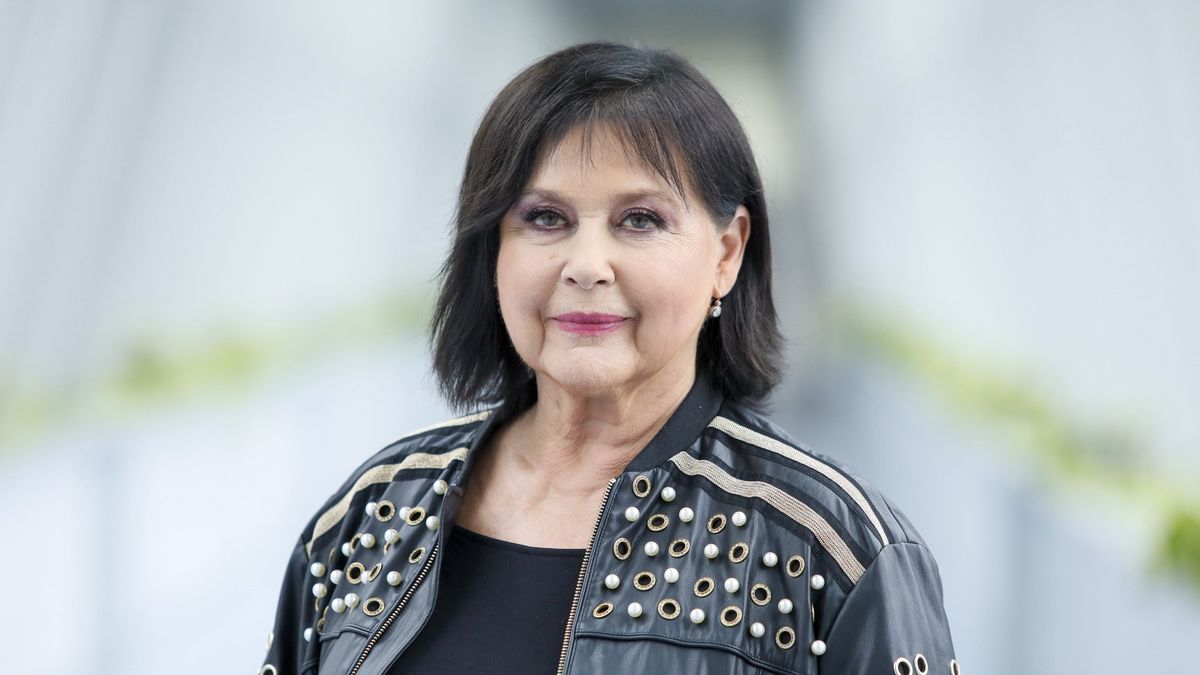 grzywka, kobieta, listopad 2022, oczy niebieskie, usta różowe, portret, Elżbieta Jaworowicz