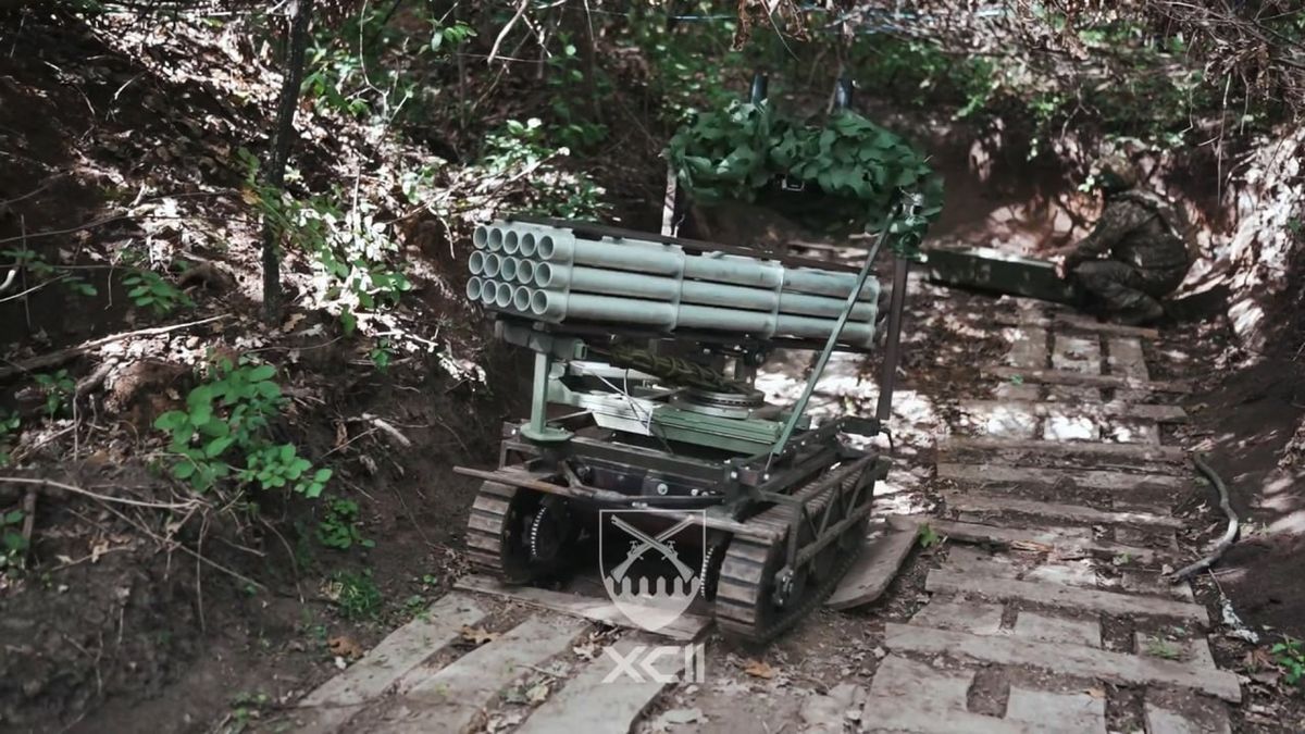 Ukraiński robot Volya-E z 15-prowadnicową wrzutnią rakiet S-5.