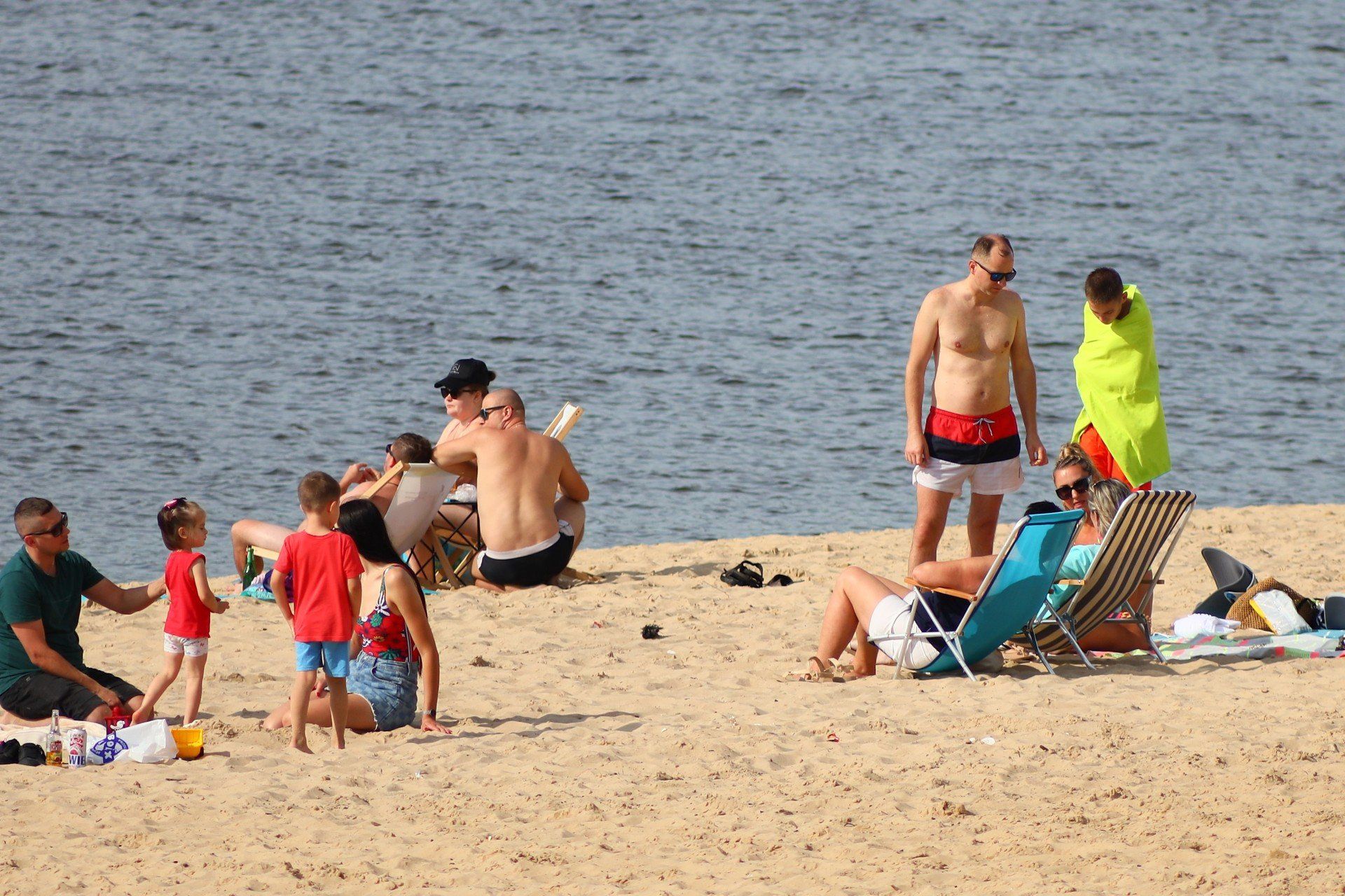 Była również spora grupa fanów plażowania, którzy pośród piasku rozłożyli leżaki, kocyki i odpoczywali podczas ostatniego dnia weekendu