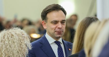 Bruksela podjęła decyzję ws. Polski. Triumfalny wpis Domańskiego