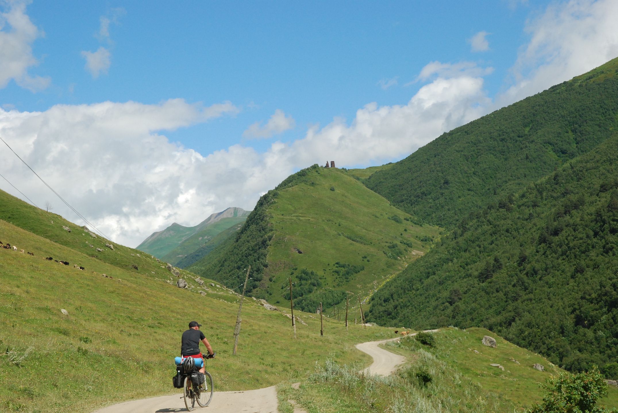 góra, krajobraz, charakter, niebo, gras, podróż, lato, piesze wycieczki, chmura, górka, dolina, panorama, droga, bory, opoka, europa, daszek, tourismus, ushguli, gruzja, rower, wyprawa rowerowa, góry, kaukaz, przygoda, przyroda, zaparty
