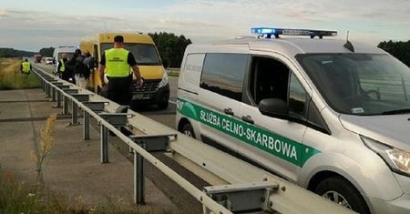 Akcja KAS na A4. 10 obcokrajowców w dostawczaku