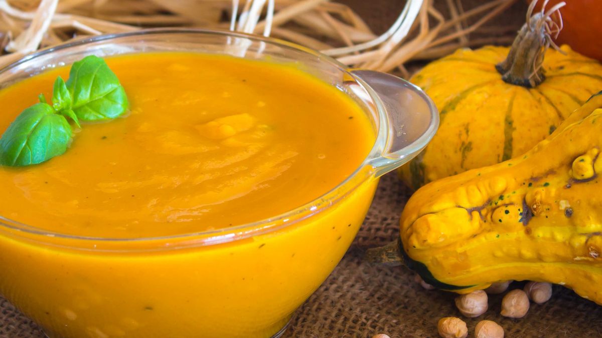 Zupa dyniowa z pieczoną ciecierzycą