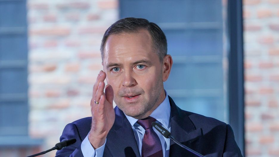Warszawa, 07.04.2025. Wybory Prezydenta RP 2025 - kampania. Kandydat Komitetu Obywatelskiego w zbliżających się wyborach na fotel prezydenta RP, popierany przez Prawo i Sprawiedliwość, prezes Instytutu Pamięci Narodowej Karol Nawrocki podczas spotkania z przedstawicielami kultury, 7 bm. w Centrum Konferencyjnym ADN w Warszawie. (sko) PAP/Rafał Guz