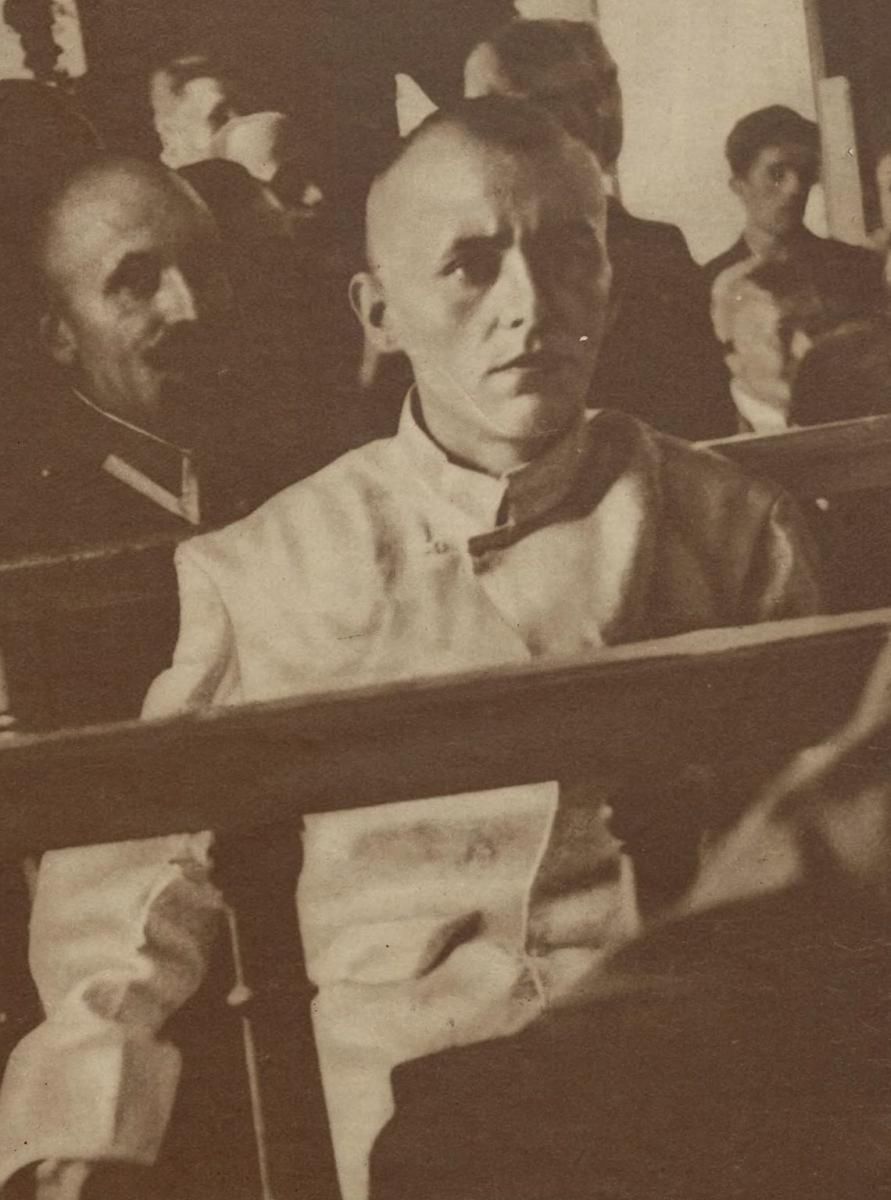 Policjanci nie dali uciec Ensztajnowi. Na zdjęciu morderca podczas procesu 