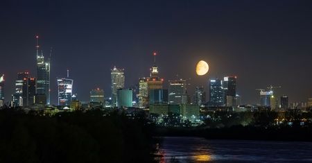 Tajemnicze światła nad Warszawą. Mariusz Szczygieł zrobił zdjęcie