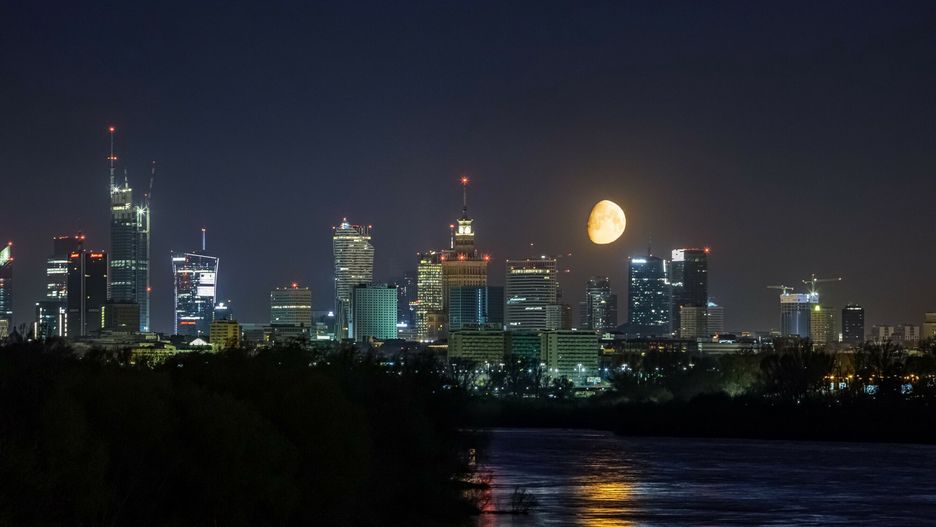 Nad Warszawą nocą pojawiły się tajemnicze światła
