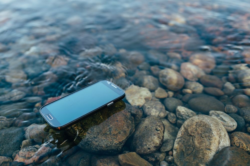 Zdjęcie Modern smartphone supported floating on the water pochodzi z serwisu Shutterstock
