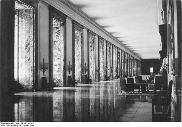 Wyłożony marmurem, 146-metrowy hall (Fot. Bundesarchiv.de)