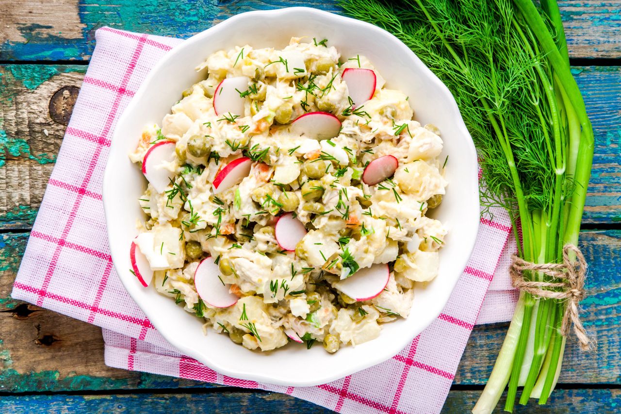 Kartoffelsalad, czyli kultowa niemiecka sałatka ziemniaczana. Jak ją zrobić i z czym podawać?