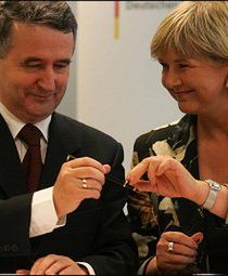 Urząd ds. Akt Stasi przekazał IPN zdjęcia Lecha Wałęsy