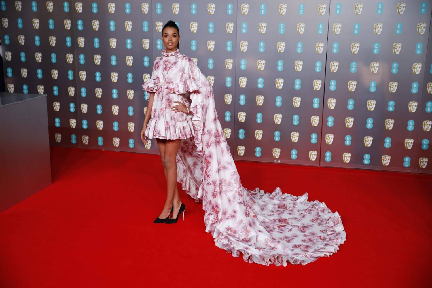 Ella Balinska – BAFTA 2020, kreacja: Giambattista Valli