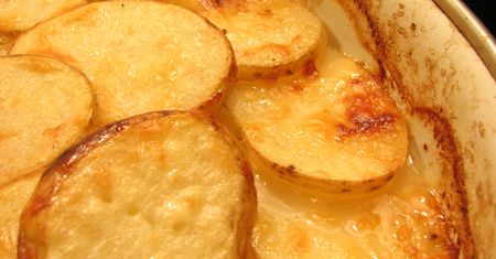 Suszone ziemniaki au gratin przygotowane z dodatkiem wody, mleka pełnotłustego i masła