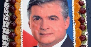 Cimoszewicz częstuje tortem