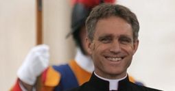 Sekretarz papieża przyzwyczajony do zachwytów