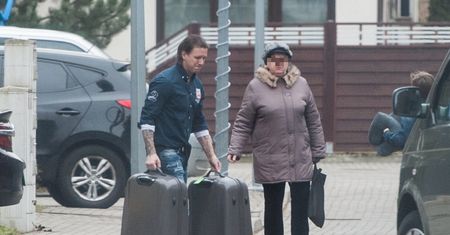 Rozczochrana Rozenek z Radkiem i synami śpieszy się na samolot (ZDJĘCIA)