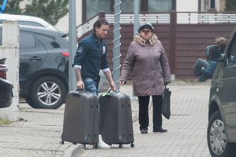 Rozczochrana Rozenek z Radkiem i synami śpieszy się na samolot (ZDJĘCIA)