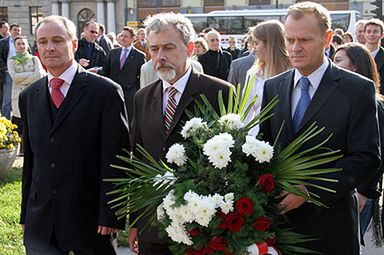 Tusk: pieniądze na szkoły i ostrzejsze kary