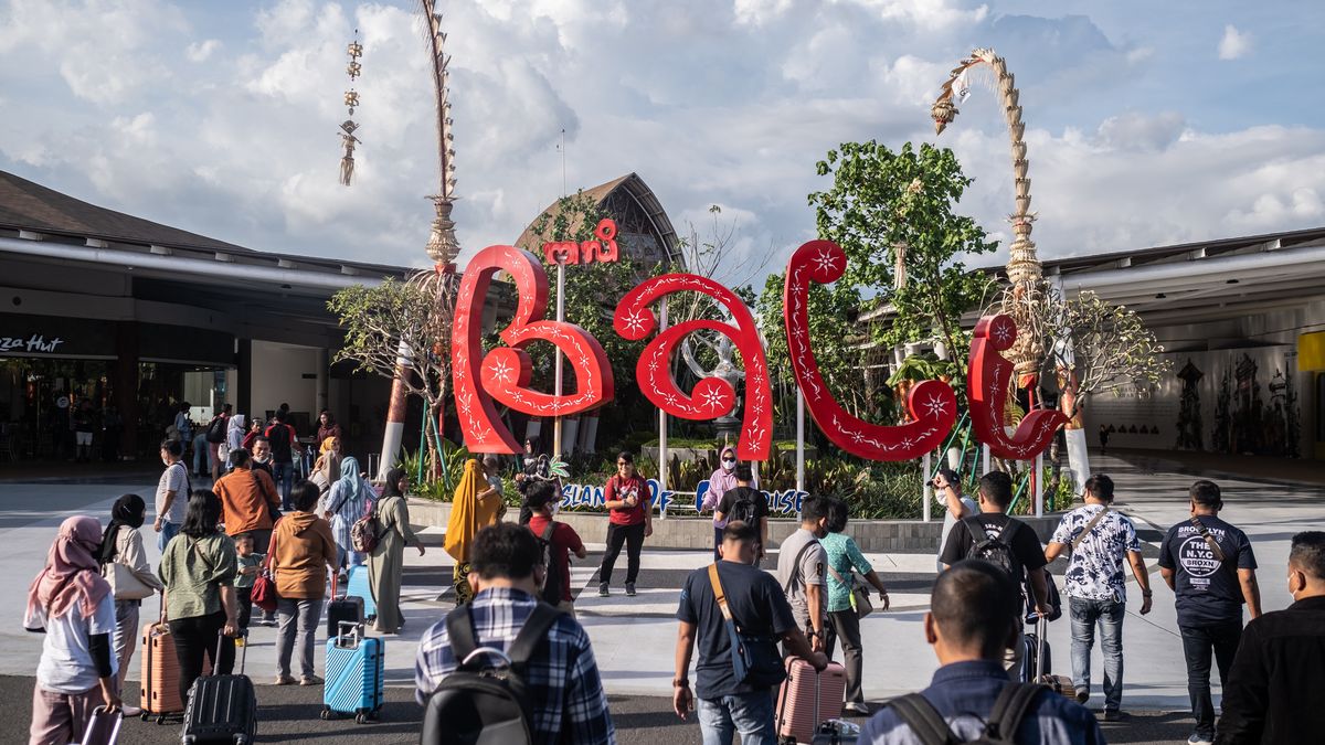 Indonesia Passes Law Banning Sex Outside Marriage
DENPASAR, BALI, INDONESIA - DECEMBER 7: Local tourists flock at the domestic arrival of Ngurah Rai airport on December 7, 2022 in Denpasar, Bali, Indonesia. Indonesia's parliament voted to pass a law that bans extramarital sex on Tuesday, in a move that critics quoted in local media have said will severely impact the tourism industry. Regions like Bali rely heavily on an influx of foreign tourists to keep their economies afloat, and the new law has raised concerns just as international arrivals start to pick up again post-pandemic.  (Photo by Agung Parameswara/Getty Images)
Agung Parameswara