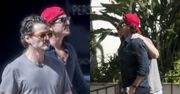 Pedro Pascal OBEJMUJE przystojnego piłkarza podczas spaceru (ZDJĘCIA)
