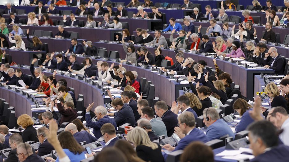 Members of parliament sit in the plenary during votings at the European Parliament in Strasbourg, France, 22 November 2023. The EU Parliament's session runs from 20 till 23 November 2023. EPA/RONALD WITTEK Dostawca: PAP/EPA.