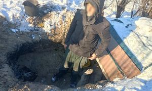 Senior od 15 lat mieszka w ziemiance nad Wisłą. Odmawia pomocy